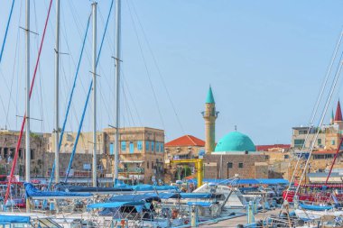 Eski İsrail kıyı kenti Eski Akko 'daki Panorama ve Yat limanı. Seyahat fotoğrafı.