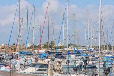 İsrail 'in kıyı kenti Akko' daki yat limanı, farklı zamanlardan kalma değerli tarihi eserlerle benzersiz, pitoresk. Seyahat fotoğrafı.