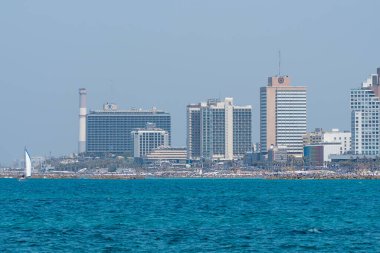 Tel Aviv sahili panoramik manzarası. Deniz manzarası. İsrail, Tel Aviv 'deki Akdeniz plajı. Birçok insan sahilde.