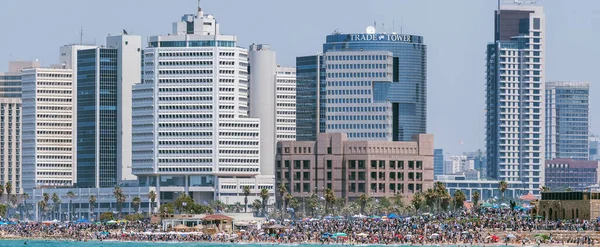 Tel Aviv sahilinin panoramik manzarası. İsrail, Tel Aviv 'deki Akdeniz plajı