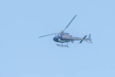 İsrail 'de Bağımsızlık Günü, ulusal gün. Mavi gökyüzünde askeri helikopter. İsrail Hava Kuvvetleri geçit töreni