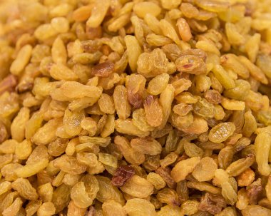 Kurutulmuş sarı üzümler. Vejetaryen yemekleri