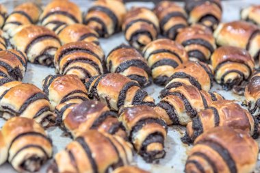 Çikolatalı Doğu kruvasanı. Küçük, çıtır çıtır, çok lezzetli kruvasanlar. Geleneksel İsrail mutfağı. Arkaplan