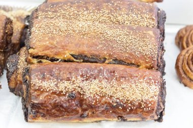 Çikolatalı taze oryantal rulo. Geleneksel İsrail mutfağı. Seyahat fotoğrafı.