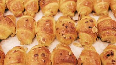 Taze pişmiş ekmek ve çikolatalı çörek. İsrail 'in geleneksel bölgesel mutfağı