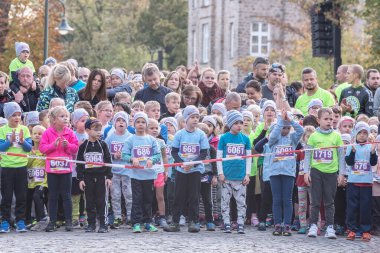 Magdeburg, Almanya - 20 Ekim 2019: ısınma turu. Çocuklar bir maraton koşuyor. Aktif ve sağlıklı bir yaşam tarzı. İnsanlar için spor aktiviteleri