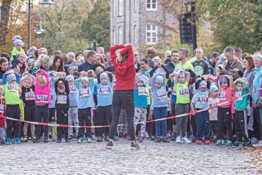 Magdeburg, Almanya - 20 Ekim 2019: Çocuklar bir maraton koşuyor. Aktif ve sağlıklı bir yaşam tarzı. İnsanlar için spor aktiviteleri