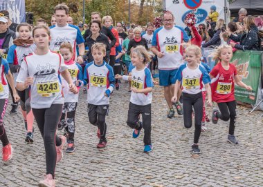 Magdeburg, Almanya - 20 Ekim 2019: Çocuklar bir maraton koşuyor. Aktif ve sağlıklı bir yaşam tarzı. Boş spor aktiviteleri
