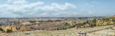 Eski Kudüs 'ün Panorama' sı ve muazzam savunma duvarları. Zeytin Dağı 'ndaki Yahudi Mezarlığı, Kaya Kubbesi. Dünyanın en önemli kutsal yerleri. İsrail simgeleri. Seyahat fotoğrafı.