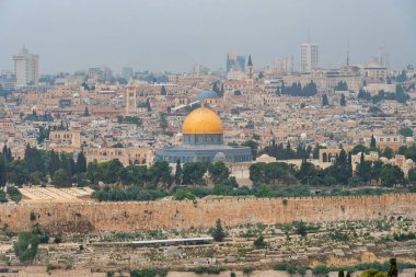 Eski Kudüs 'ün Panorama' sı ve muazzam savunma duvarları. Zeytin Dağı 'ndaki Yahudi Mezarlığı, Kaya Kubbesi. Dünyanın en önemli kutsal yerleri. Seyahat fotoğrafı.