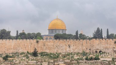 Ierusalem 'in anıtsal savunma duvarları. Kaya Kubbesi. Dünyanın en önemli kutsal yerleri. İsrail simgeleri. Seyahat fotoğrafı.