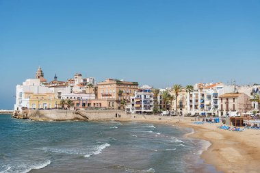 Sitges, İspanya 'da Akdeniz' de bir şehir, dünyaca ünlü bir tatil beldesi. Plaj tatili Uzun kumsal. Seyahat fotoğrafı.