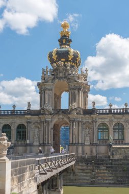 Zwinger, Dresden, Almanya 'da barok tarzında bir saray kompleksi. İki tarafında bitişik uzun galerileri olan taç kapısı. Seyahat fotoğrafı.