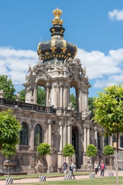 Zwinger, Dresden, Almanya 'da barok tarzında bir saray kompleksi. Tacın kapısı. Dresden 'in en ünlü mimari simgesi. Seyahat fotoğrafı. Dikey