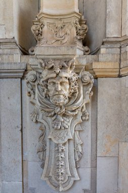 Duvar heykeli, Zwinger 'daki mimari detay, Dresden, Almanya' da barok tarzında saray kompleksi. Dresden 'in en ünlü mimari anıtı. Seyahat fotoğrafı.