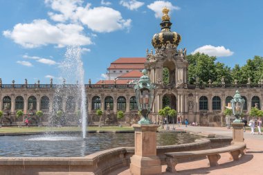 Zwinger, Dresden, Almanya 'da barok tarzında bir saray kompleksi. Dresden 'in en ünlü mimari anıtı, popüler bir eser ve eşsiz bir başyapıt. Seyahat fotoğrafı.