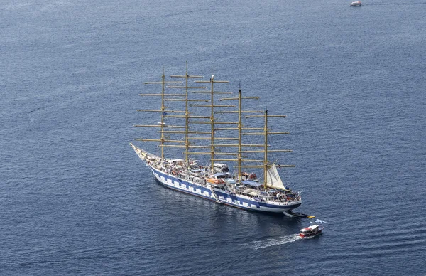 Sailing ship anchored in the bay of Dubrovnik. Croatian city, Dalmatia — Stock Photo, Image