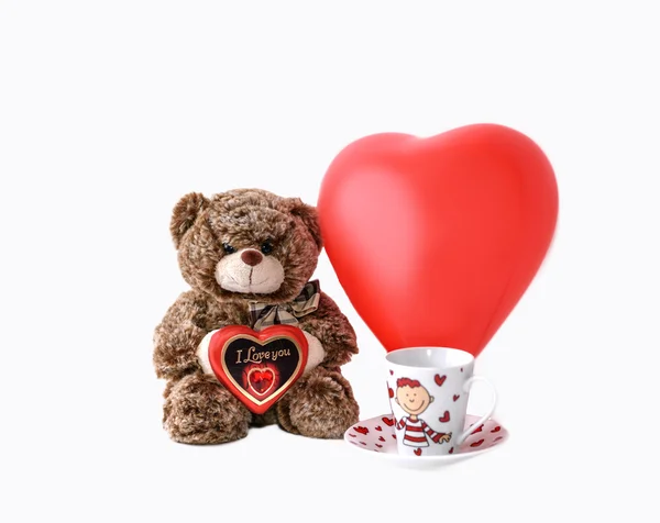Nallebjörn med choklad hjärta "Jag älskar dig", luftballong, kopp kaffe med hjärtan på den vita bakgrunden. Still life — Stockfoto