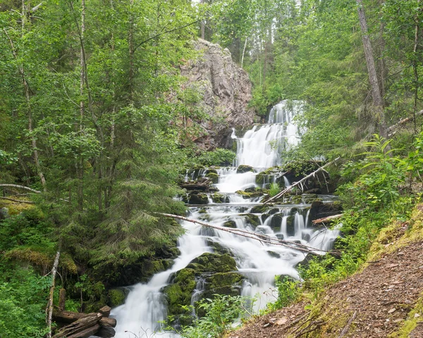 Wild waterfall Myantyukoski. Paanajarvi Nemzeti Park — Stock Fotó