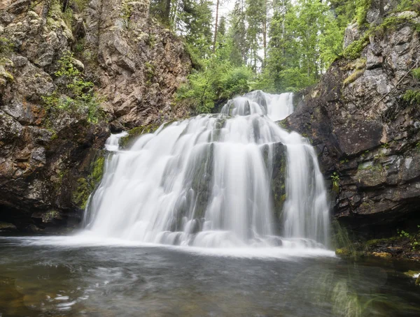 Vilda vattenfallet Myantyukoski, tre steg sten kaskad i Paanajärvi nationalpark — Stockfoto