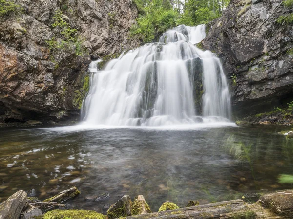 Wild waterval Myantyukoski, drie stappen steen cascade in Karelië — Stockfoto
