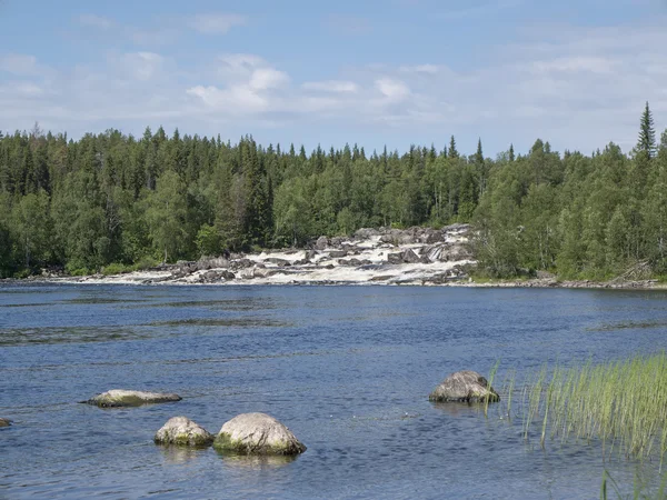 Waterval Kivakkakoski in Paanajarvi Nationaal Park, Republiek Karelië — Stockfoto