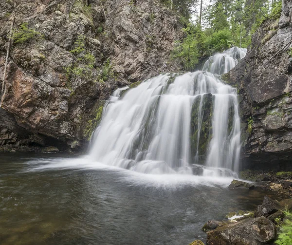 Floresta cachoeira Myantyukoski, três passos de pedra cascata no Parque Nacional Paanajarvi — Fotografia de Stock