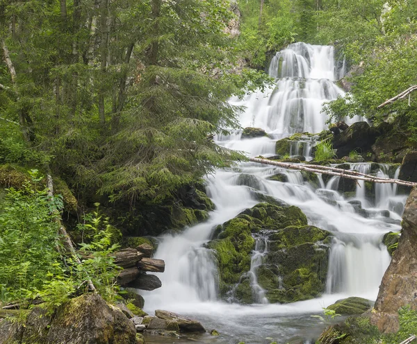 Lesní vodopád Myantyukoski, tři kroky kamenné kaskády v Paanajarvi národním parku — Stock fotografie