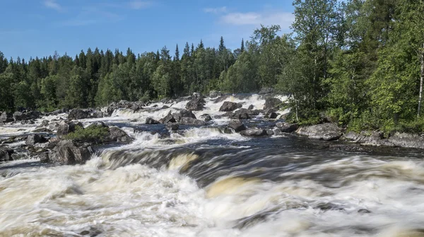 Sommar vatten landskap. Vattenfall Kivakkakoski, Kivakksky tröskel i Karelen — Stockfoto