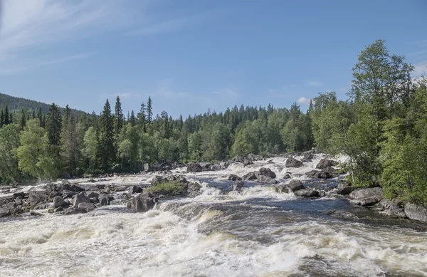 Vattenfall Kivakkakoski, Kivakksky tröskel i Karelen. Sommar vatten landskap. — Stockfoto
