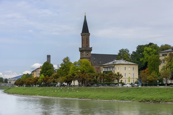 Ανάχωμα του ποταμού Salzach στο Σάλτσμπουργκ. Φθινόπωρο — Φωτογραφία Αρχείου