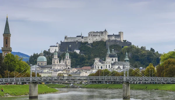 从 Salzach 河在萨尔茨堡，奥地利萨尔斯堡城堡，与 Festungsberg 查看 — 图库照片