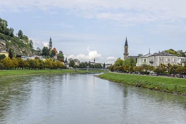 Dijk van de rivier de Salzach. Herfst landschap — Stockfoto