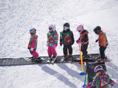 Çocuk Kayak öğrenmek. Alpler, Avusturya, Zams üzerinde 22 Şubat 2015 yılında Kayak Okulu