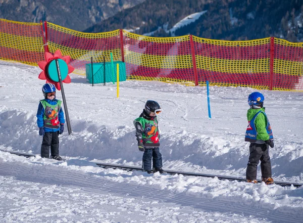 Tre ragazzi su un tappeto magico. Scuola di sci in Alpi, Austria, Zams il 22 Feb 2015 — Foto Stock