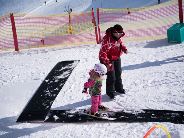 Девочка учится кататься на лыжах. Лыжная школа в Австрии, Замс на 22 Фев 2015 . — стоковое фото