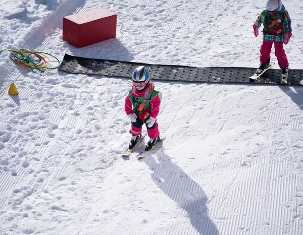 Маленькая девочка катается на лыжах. Горнолыжный курорт в Австрии, Замс на 22 Фев 2015 — стоковое фото