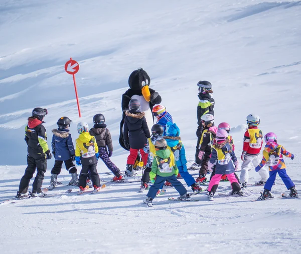 Skidlärare studera unga skidåkare i barn skidskola. Skidort i Österrike, Zams den 22 februari 2015. Skidåkning, vintersäsongen, bergen — Stockfoto