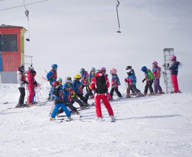 Grup dersi ile küçük kayakçı mount iniş için hazırlıyoruz. Avusturya, Zams 22 Şubat 2015 tarihinde