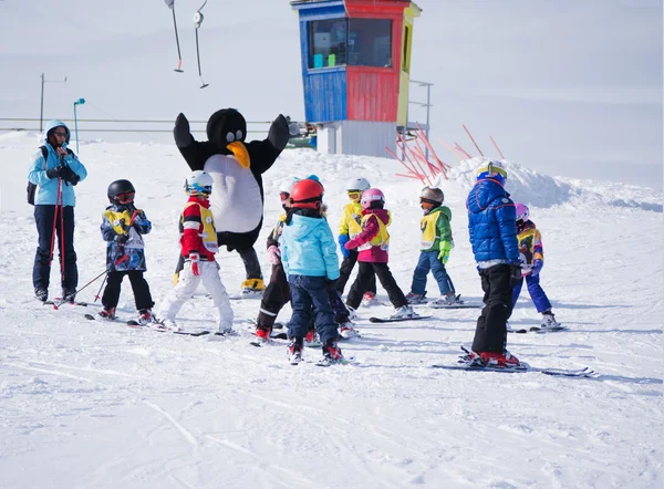 Skidlärare studera unga skidåkare i skidskola i Alperna. Skidort i Österrike, Zams den 22 februari 2015 — Stockfoto