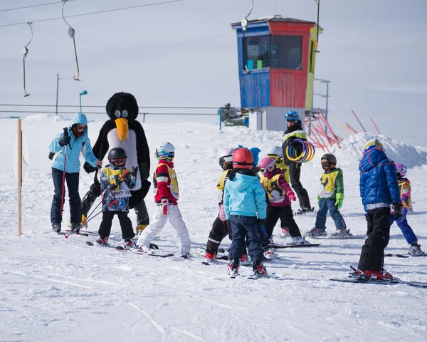 Лыжные инструкторы учат молодых лыжников в лыжной школе. Горнолыжный курорт в Австрии, Замс на 22 Фев 2015 — стоковое фото