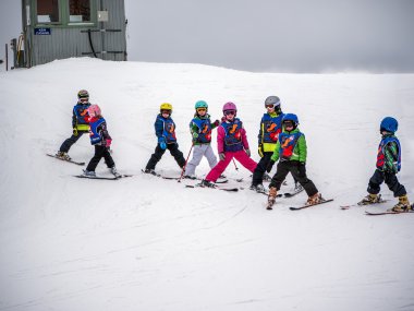 Grup küçük kayakçı mount iniş için hazırlıyoruz. Avusturya, Zams 22 Şubat 2015 tarihinde