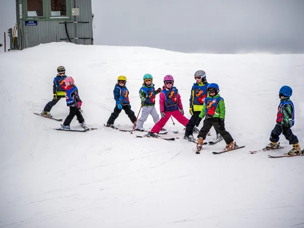 Grupp av små skidåkare förbereder för nedstigningen av fästet. Österrike, Zams den 22 februari 2015 — Stockfoto