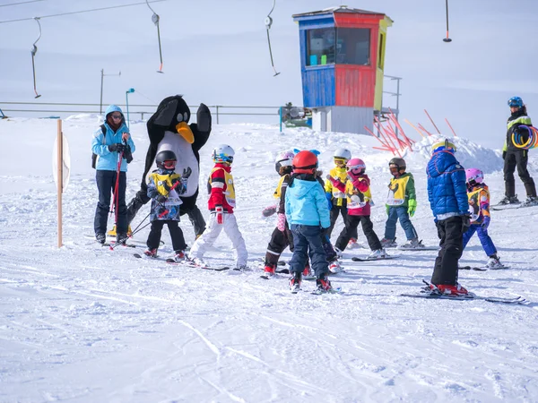 Лыжные инструкторы учат молодых лыжников. Горнолыжный курорт в Альпах, Австрия, Замс от 22 февраля 2015 г. — стоковое фото