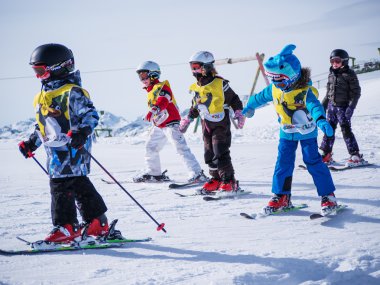 Grup çocukların Kayak. Kayak Merkezi Avusturya'da, Zams 22 Şubat 2015 tarihinde