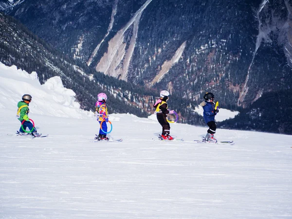 Küçük kayakçılar tepede egzersiz yapmak. Çocuk Kayak Okulu Avusturya, Zams 22 Şubat 2015 tarihinde