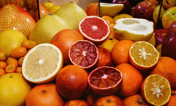 Agrumi. Pompelmi, arance, pamela, kumquat. Concetto di alimentazione sana , — Foto Stock