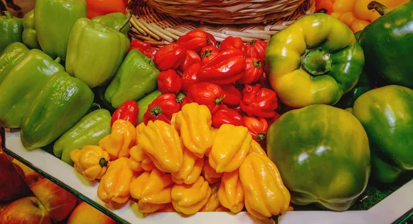 Овощи, паприка, перец разных сортов. Желтый, зеленый, красный. Концепция здорового питания — стоковое фото