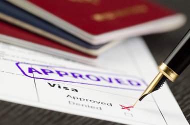 Onaylı uygulama vize, bir form, Pasaportlar ve kalem atış yakın.