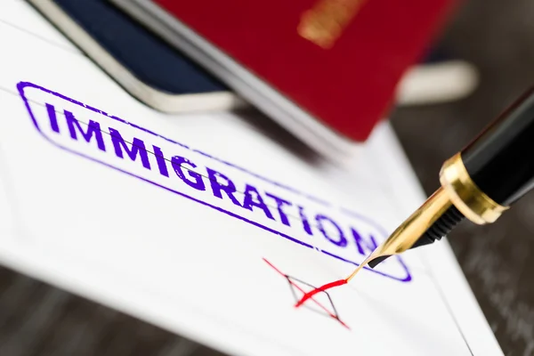 Solicitud de inmigración rechazada, primer plano de un formulario, pasaportes y pluma . — Foto de Stock